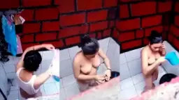 Ngintip Si Tetangga Montok Lagi Mandi, Mulus Basah Bikin Ngilu