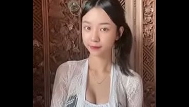 Sindi, Nih Bibirnya Minta Dicolek Colokin