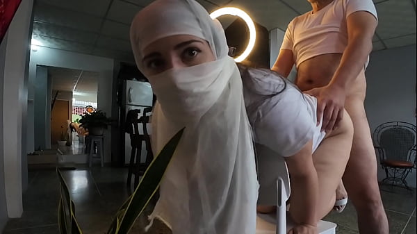 Ibu-ibu Berhijab Ngentot Keras Sampe Crot Di Pantatnya – Mainan Hijab