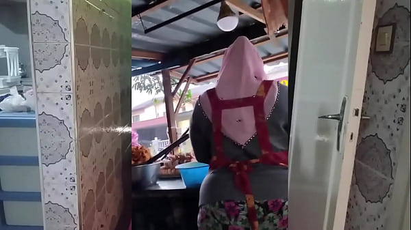 Ibu Montok Berjilbab Siap Digoyang, Lubangnya Basah Menunggu Sentuhan Panas.