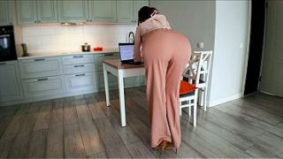 Bos Sial, Nyokap Tiri Galak Ngintip Kontol Anak Tirinya Tegang Pas Dia Lagi Sibuk Kerja.