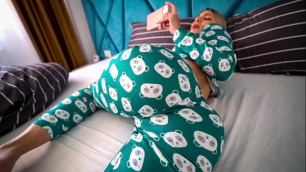 Tiri Kakak Ketahuan Nonton Bokep, Langsung Bantuin Sampe Crot Minta Diisi Penuh