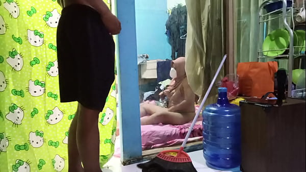 Ngentotin Istri Temen Sambil Dia Bejilat Sendiri.