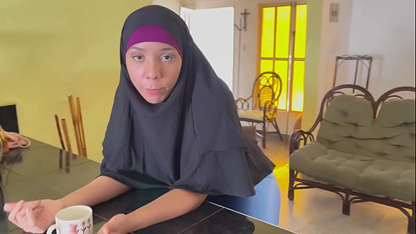 Menggoda Istri Bapak Yang Pakai Hijab, Sambil Main Sembunyi Di Balik Kain Tipisnya.