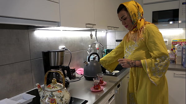 Anak Tiri Bernafsu Ngewe Ibu Tiri Arab Montok Berjilbab, Bokong Gede Digenjot Sampe Meraung.