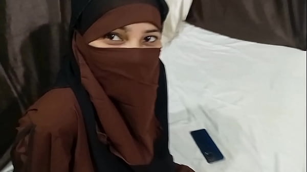 Hot Muslim Kakak Tiri Buka Hijab Di Atas Ranjang, Minta Digenjot Adik Tiri