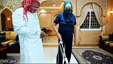 Pelayan Rumah Tangga Indonesia Berjilbab Disuruh Nyedot Kontol Majikan Dan Telan Air Mani