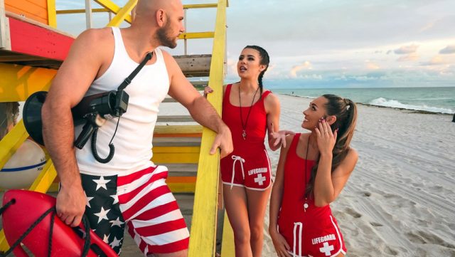 2 Cewek Lifeguard Horny Saling Berebut Kontol Di Kolam Renang