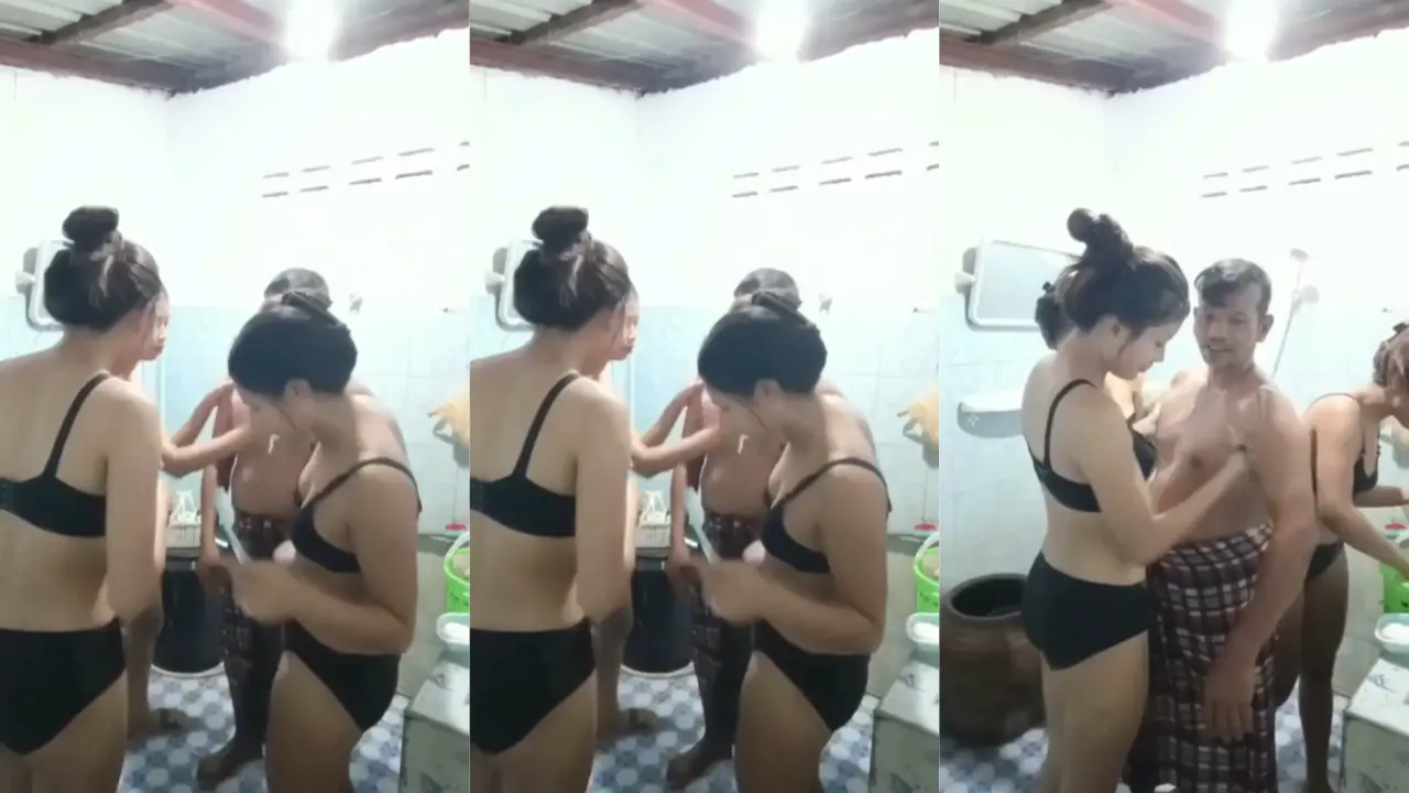 Bapak Lagi Mandi Seru Bareng Tiga Anak, Basah-basahan Penuh Gairah.