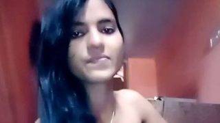 Bego-bego Aja, Cewek Kuliahan Seksi Lagi Mainin Diri Sendiri Sambil Ngeliatin Kontol.