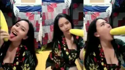 Berlian Ochi Colokin Payudara Sambil Nyepong Timun Gede Banget