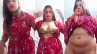 Cewek Seksi Goyangin Tetek Dan Pantatnya Buat Striptease Pacar