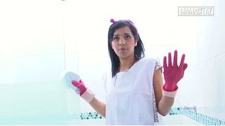 Mbok Hotel Pake Sarung Tangan Karet, Bungkukin Badan Sambil Ngelap Pancuran, Bikin Greget.