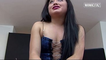 Gadis Latin Bongsor Dengan Rok Mini Ngepas Bungkuk Ke Depan… Tangannya Nggak Bisa Berhenti Meremas Pantat Montok Itu.