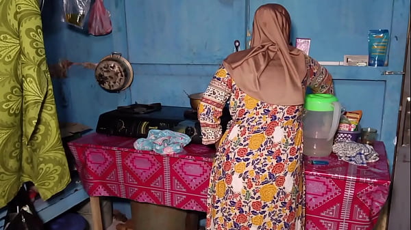 Ngentot Istri Temen Lagi Masak, Makin Basah Kena Minyak Panas.