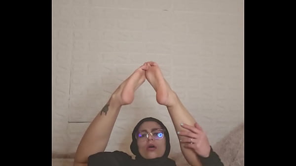 Ibu Rumah Tangga Arab Mia Pamer Kaki Mulus Pakai Niqab Bikin Mupeng