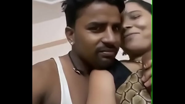 Desi Aunty Dipijit, Tetek Gede Melambai-lambai.