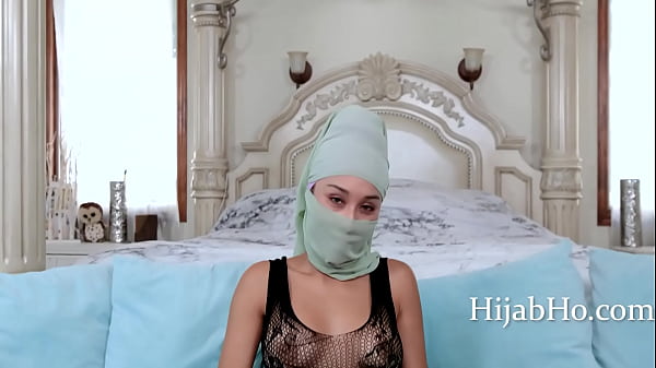 Ibu Tiri Berhijab Bikin Tenang – Cali Lee, Bibirnya Bikin Merem Melek