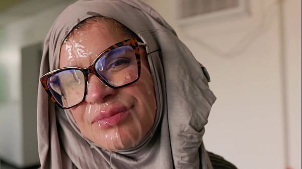 Hijab Cosplay – Cewek Bule Tua Digebuk Muka