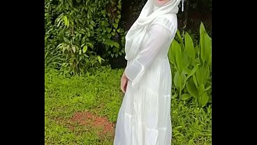 Ngemong Pantat Hijabku Di Luar, Bikin Lihat Lihat Doang Nggak Boleh Pegang.