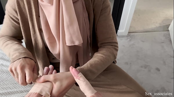Ibu Tiri Arab Bantu Anaknya Yang Patah Tangan, Tangan Sibuk Pegang Kontol Sambil Jilat Pelir.