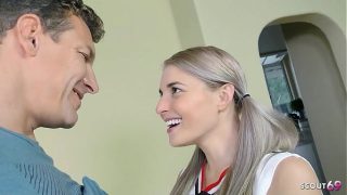 Blonde Cewek Cheerleader Kecil Mulus, Tits Kecil, Ngobrol Dulu Sebelum Digenjot Keras Sama Bapak Tiri, Abis Itu Muka Penuh Air Mani.