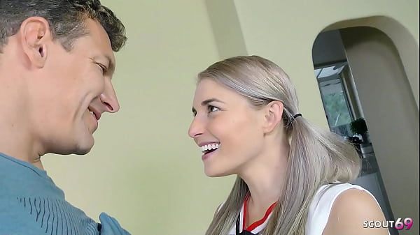 Blonde Cewek Cheerleader Kecil Mulus, Tits Kecil, Ngobrol Dulu Sebelum Digenjot Keras Sama Bapak Tiri, Abis Itu Muka Penuh Air Mani.