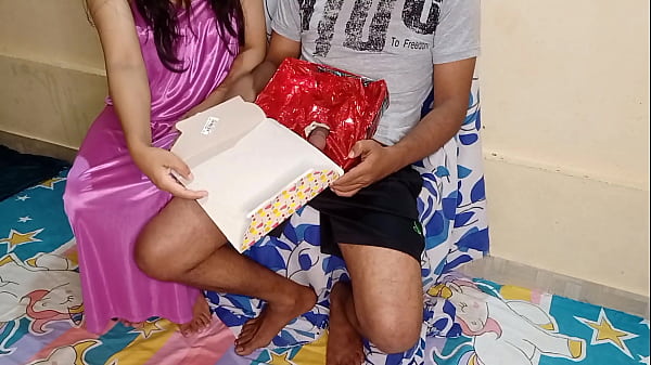 Ibu Tiri India Yang Nakal Dapet Kejutan Kue Bokep Di Ultah Dengan Suara Hindi