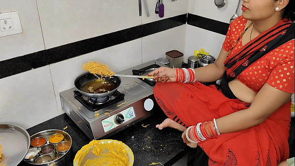 कोमल दिवाली पर नमकीन बना रही थी, देवर ने भाभी को चोदने का मन बना लिया
