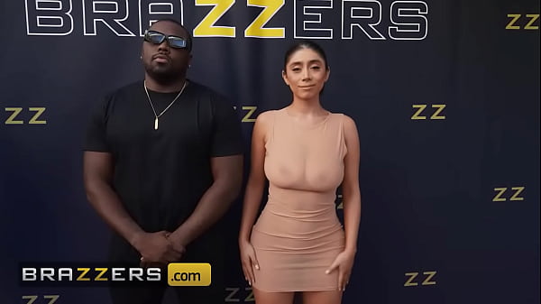 Braser – Violet Myers Pamerin Lubang Anjingnya Ke Paparazi
