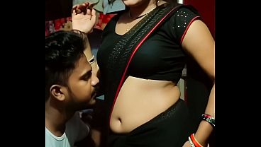 Desi Bhabhi Saree Navel Panas, Bibir Basah, Raba-raba Lembut
