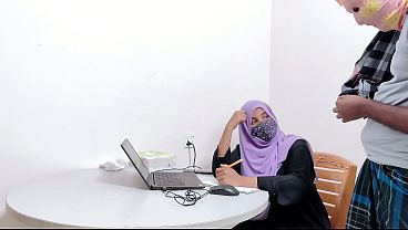 Bankir Cantik Berjilbab Digebukin Petani Desa, Crot Di Mana-mana