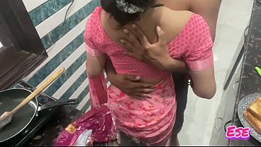 Desi Bhabhi Lagi Dapur Masak, Tiba-tiba Digebukin Dari Belakang, Crot Di Dapur!