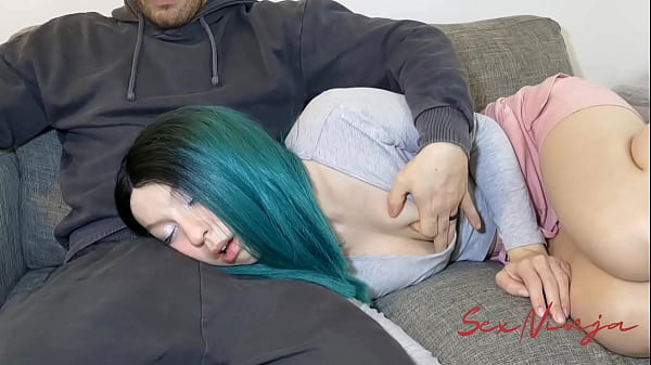 Gue Cuma Mau Rebahan Di Pangkuan Abang Tiri, Biar Bisa Tidur Sambil Agak Panas-panas Dikit.