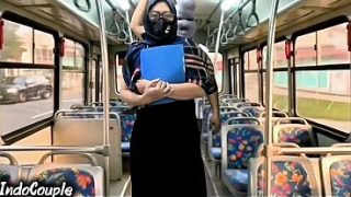 Istri Muslim Pulang Kuliah Naik Bus Sendirian, Langsung Digarap Orang Asing Di Atas Hijabnya