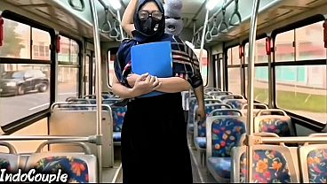 Istri Muslim Pulang Kuliah Naik Bus Sendirian, Langsung Digarap Orang Asing Di Atas Hijabnya
