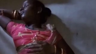 Adivasi Cewek Pamer Memek Sambil Angkat Saree