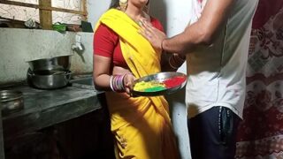 Holi Berubah Jadi Nafsu Panas Antara Devar Dan Bhabhi, Siap Basah Kuyup.