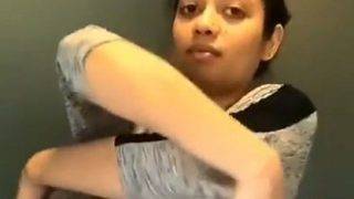 Video Nisha Buka Baju Tshirt Desi, Bikin Makin Panas