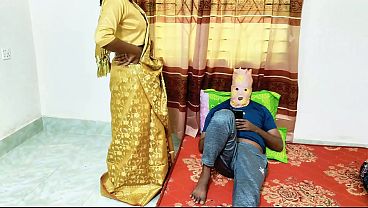 Bhabhi Pakai Saree Desi, Suami Romantis, Ngewe Panas Di Kamar.