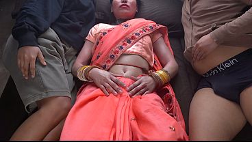 Ibu Tiri India Sendirian Sama Anak Tiri, Bikin Panas Di Kamar, Desi Banget.