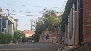 Astaga, Ibu Arab Ngebetekin Memek Di Luar Rumah Deket Jalan