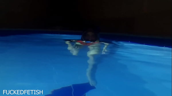 Helen Star Pake Baju Renang Seksi, Topeng Malam Nyetir, Di Kolam Renang Bikin Greget.