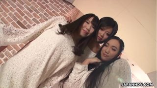 3 Cewek Asia Seksi Lagi Digojlok Pussy-nya