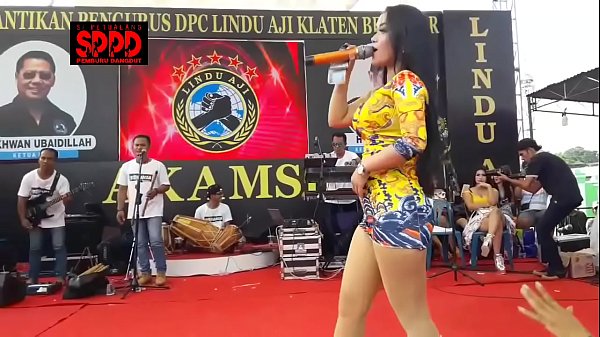 Tarian Erotis Indonesia – Sintya Riske Bergoyang Liar Di Panggung Bikin Muncrat