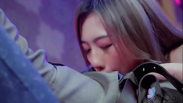 Cewek China Seksi Lin Siyu Lagi Ngewe Sambil Ngenyot Kontol Keras Banget.