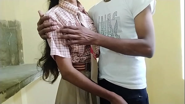 Cewek Desi Kampung Goyang Pinggul Pas Digenjot Sama Pacar Sekolahnya Yang Masih 18 Tahun