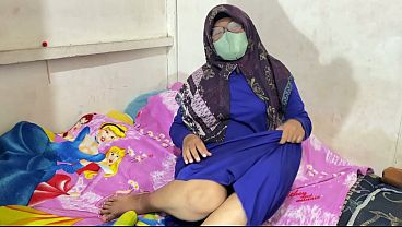 Wanita Berhijab Lagi Mainin Diri Sendiri Dengan Penuh Gairah