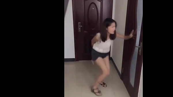 Cewek Cina Nahan Pipis Sampai Nggak Tahan, Bikin Ngilu