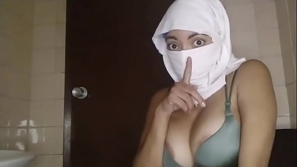 Istrinya Orang Arab Islam Yang Lagi Horny, Masturbasi Sambil Muncratin Pussy Diam-diam Pas Suami Pergi.